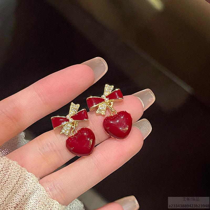 Retro Red Christmas Winter Stud Earrings - Women s Light Luxury High-End New Year Style. червоний
Retro Red Christmas Winter Stud Earrings - Women s Light Luxury High-End New Year Style. червоний