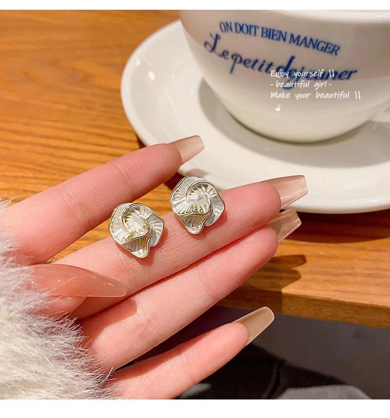 Fashion Niche Design Temperament Unique Camellia Stud Earrings for Women Simple Metal Jewelry Gifts білий
Fashion Niche Design Temperament Unique Camellia Stud Earrings for Women Simple Metal Jewelry Gifts білий