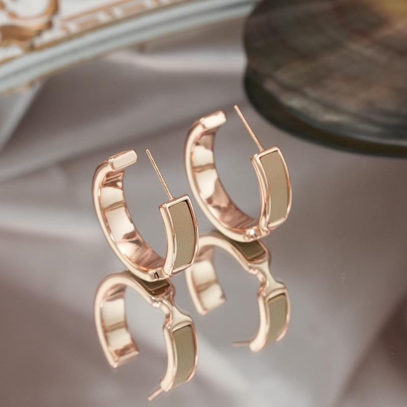 Champagne Leather C-Shaped Earrings: Literary Retro European and American Style, High-End Exaggerated Design. хакі
Champagne Leather C-Shaped Earrings: Literary Retro European and American Style, High-End Exaggerated Design. хакі