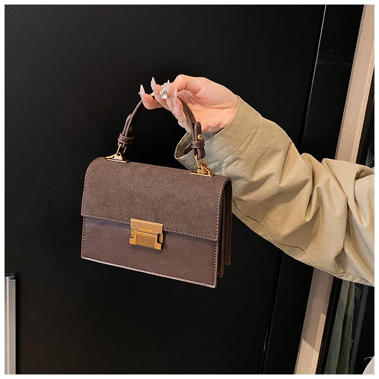 Ретро портативная маленькая сумка женская 2025 новая модная маленькая квадратная сумка осень-зима универсальная на плечо сумка-мессенджер 20.5*8*15
Ретро портативная маленькая сумка женская 2025 новая модная маленькая квадратная сумка осень-зима универсальная на плечо сумка-мессенджер 20.5*8*15