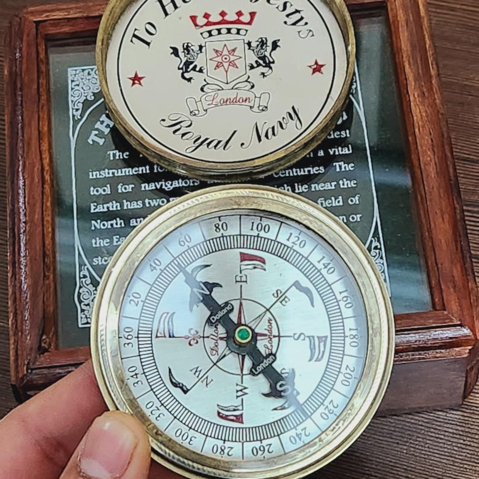 Магнитный компас из латуни и серебра с гравировкой в стеклянной коробке - Морской подарочный набор для Ее Величества
Магнитный компас из латуни и серебра с гравировкой в стеклянной коробке - Морской подарочный набор для Ее Величества