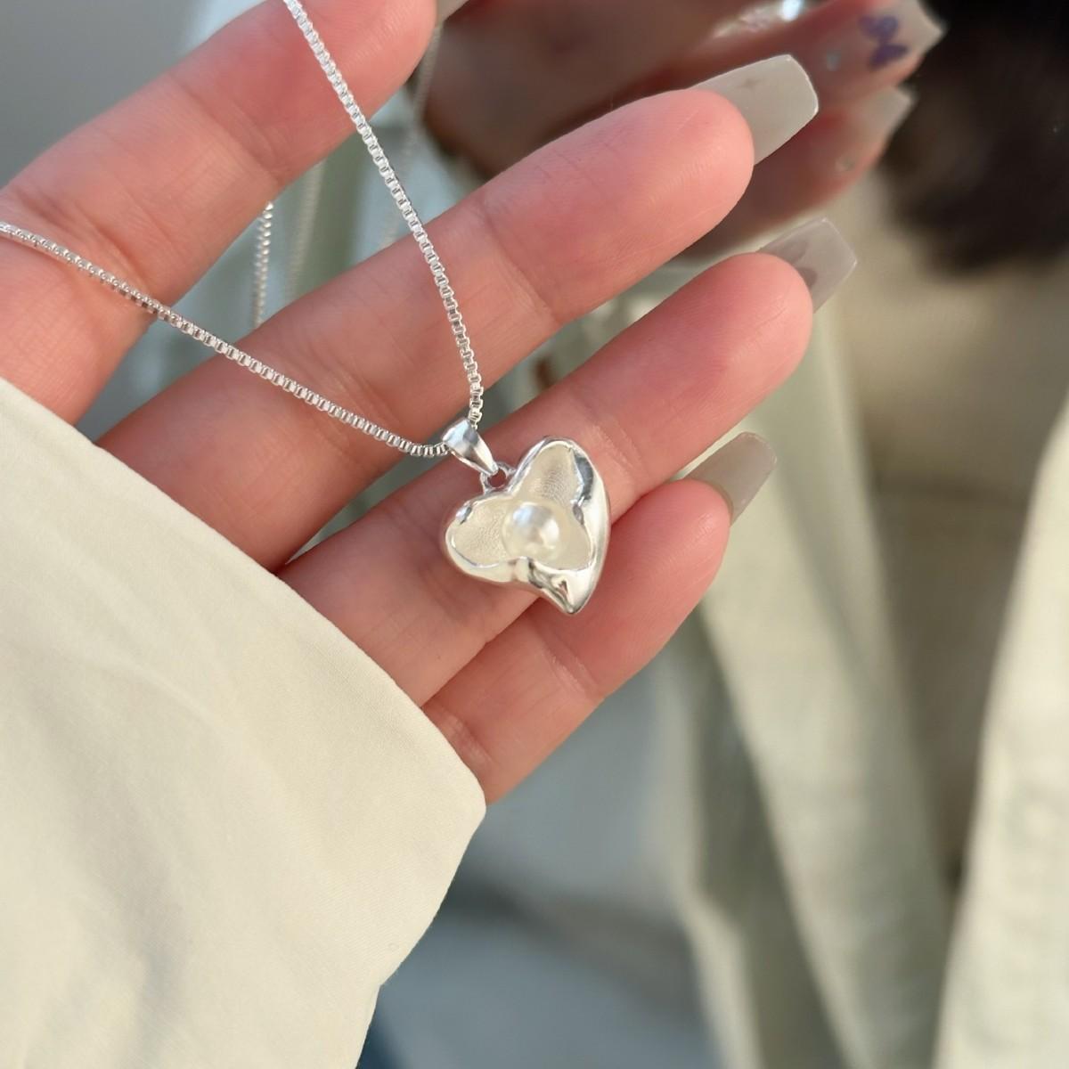 Design Sense Silver Metal Love Pearl Pendant Necklace Women s Spring and Summer Irregular Clavicle Chain
Design Sense Silver Metal Love Pearl Pendant Necklace Women s Spring and Summer Irregular Clavicle Chain