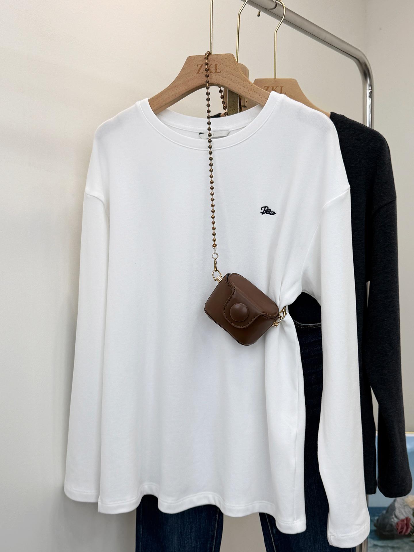 Women s Brushed Fleece Embroidered Letter T-Shirt, Round Neck, Loose Fit, Long Sleeve; Versatile Base Layer or Winter Outerwear Medium
Women s Brushed Fleece Embroidered Letter T-Shirt, Round Neck, Loose Fit, Long Sleeve; Versatile Base Layer or Winter Outerwear Medium