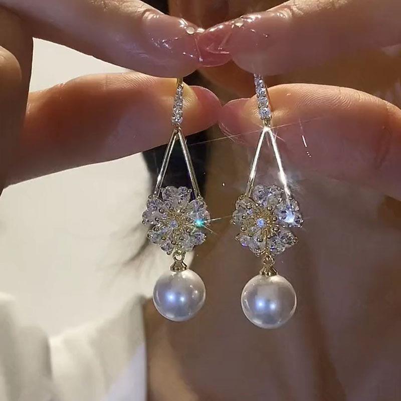 Flower pearl fringed ear hook French super flash exquisite earrings light luxury high-end temperament showing face thin earrings
Flower pearl fringed ear hook French super flash exquisite earrings light luxury high-end temperament showing face thin earrings