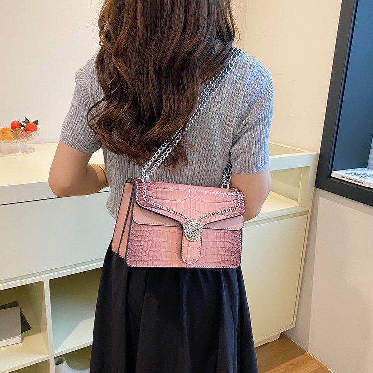 Женские небольшие квадратные сумки. Новые стильные сумки на цепочке с первоклассным внешним видом. Универсальные, подходят для ношения на одном плече и через плечо.
Женские небольшие квадратные сумки. Новые стильные сумки на цепочке с первоклассным внешним видом. Универсальные, подходят для ношения на одном плече и через плечо.