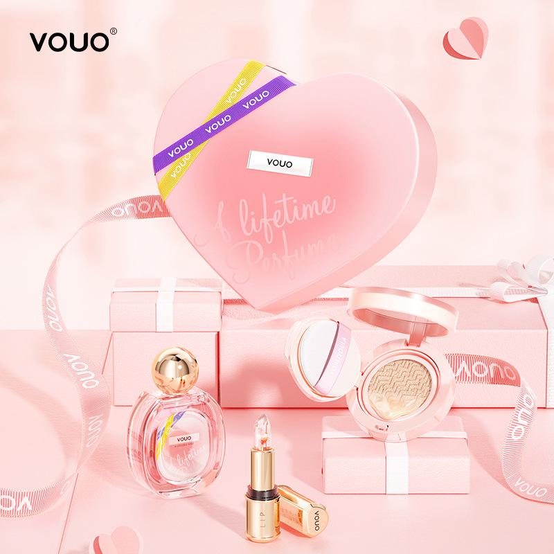 VOUO Holiday Heart Gift Box: Romantic Three-Piece Perfume & Cushion Lipstick Makeup Set.
VOUO Holiday Heart Gift Box: Romantic Three-Piece Perfume & Cushion Lipstick Makeup Set.