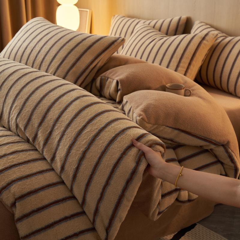 Imitation Cashmere Four-Piece Set, Thickened Milk Fleece Quilt Cover, Fleece Bedding, Flannel Sheet Quilt Cover. 1.2m sheet 3pc, quilt cover 1.5 * 2.0m
Imitation Cashmere Four-Piece Set, Thickened Milk Fleece Quilt Cover, Fleece Bedding, Flannel Sheet Quilt Cover. 1.2m sheet 3pc, quilt cover 1.5 * 2.0m