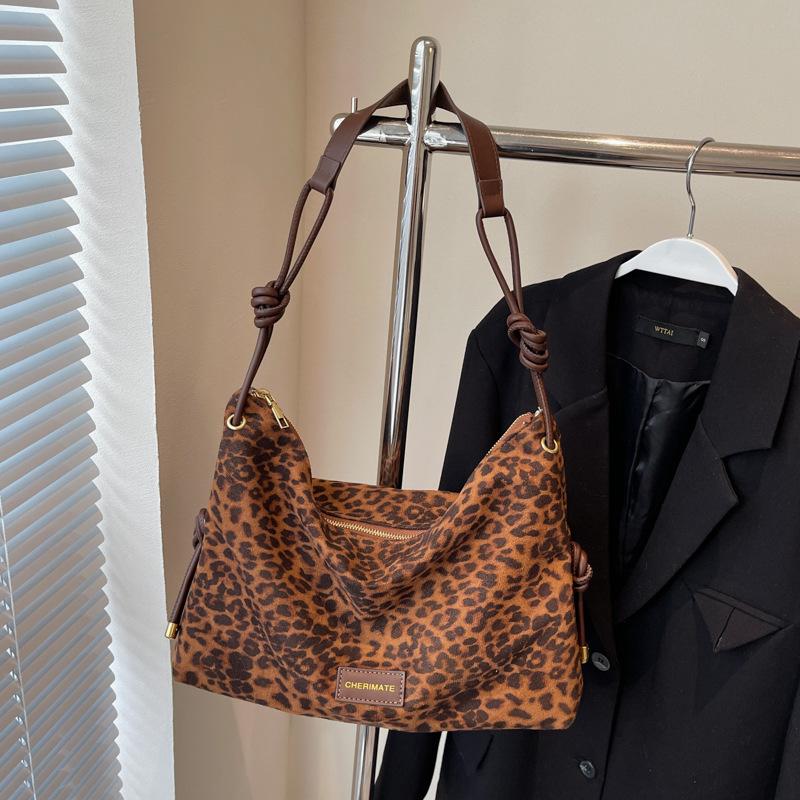 Vintage matte leather Maillard color bag women s 2025 new foreign style deerskin velvet tote bag shoulder messenger bag
Vintage matte leather Maillard color bag women s 2025 new foreign style deerskin velvet tote bag shoulder messenger bag