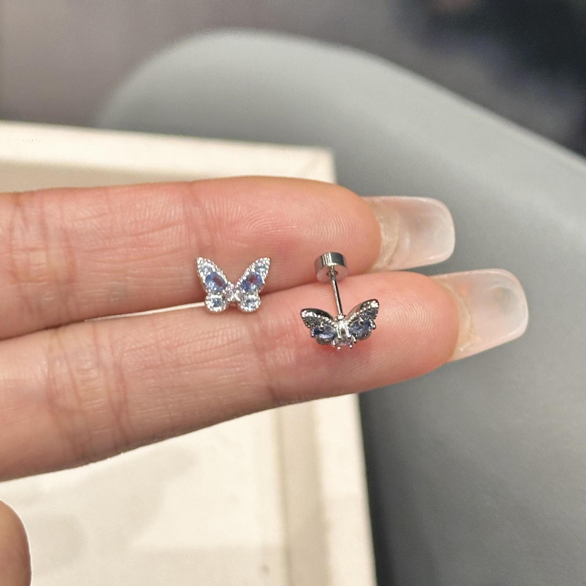 Серьги-бабочки Anenjery с геометрическим узором из блестящего циркония синего цвета для женщин, изысканные, маленькие, универсальные, модные, с винтовыми гвоздями, ювелирные изделия, подарки белый
Серьги-бабочки Anenjery с геометрическим узором из блестящего циркония синего цвета для женщин, изысканные, маленькие, универсальные, модные, с винтовыми гвоздями, ювелирные изделия, подарки белый