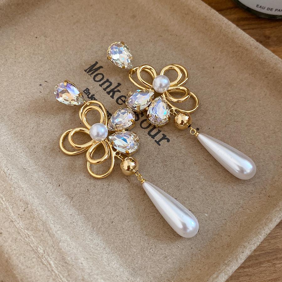 K real gold electroplated silver needle inlaid pearl flower earrings simple fashion stud earrings light luxury high-end earrings women
K real gold electroplated silver needle inlaid pearl flower earrings simple fashion stud earrings light luxury high-end earrings women