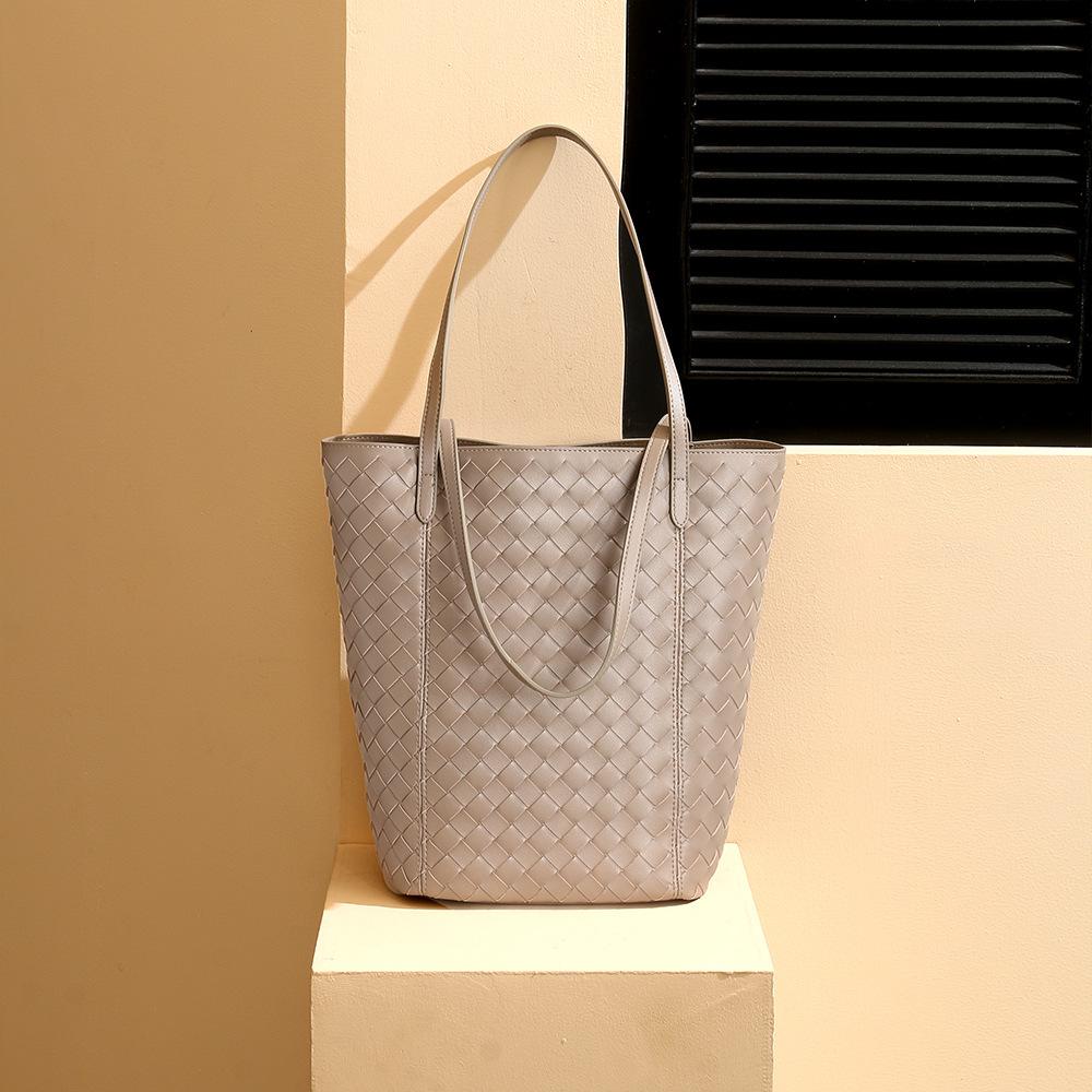 Leather women s bags New cowhide fashion shoulder bags Daily commuter bags Simple wind large capacity woven mother and child bags
Leather women s bags New cowhide fashion shoulder bags Daily commuter bags Simple wind large capacity woven mother and child bags
