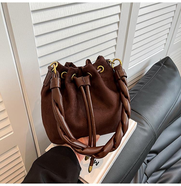 Korean version ins niche portable bucket bag women s 2025 new retro foreign style commuter bag shoulder messenger bag
Korean version ins niche portable bucket bag women s 2025 new retro foreign style commuter bag shoulder messenger bag