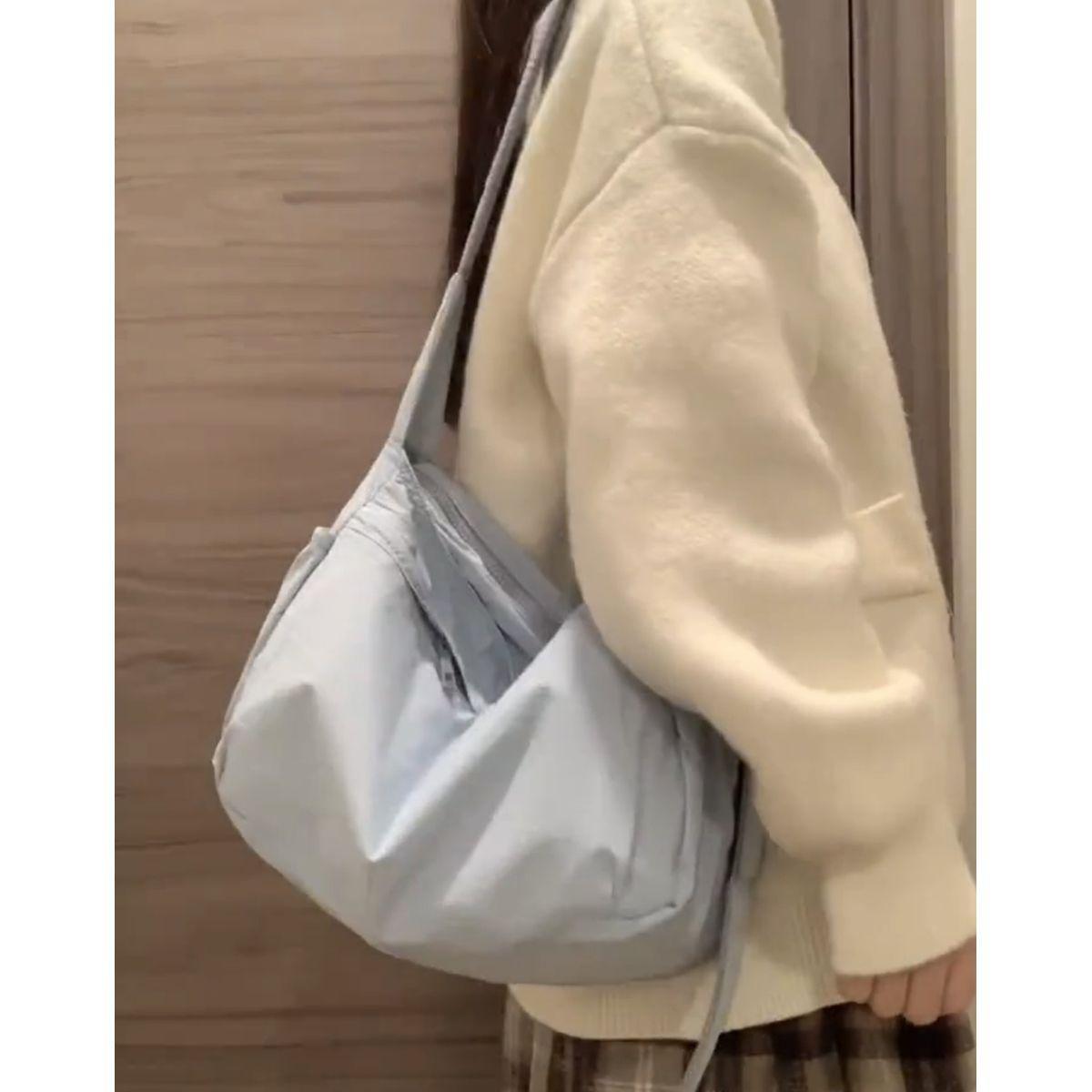 Large capacity casual bag waterproof and wear-resistant Oxford cloth shoulder bag commuter oblique span bag casual nylon bag
Large capacity casual bag waterproof and wear-resistant Oxford cloth shoulder bag commuter oblique span bag casual nylon bag