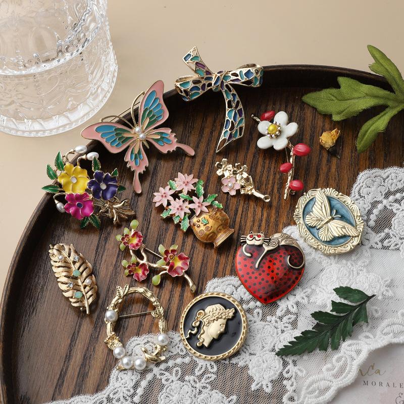 Exquisite Women Elegant Vintage Flower Heart Cat Enamel Brooches Badges Vintage Classic Lady Sweater Coat Accessories Pins
Exquisite Women Elegant Vintage Flower Heart Cat Enamel Brooches Badges Vintage Classic Lady Sweater Coat Accessories Pins