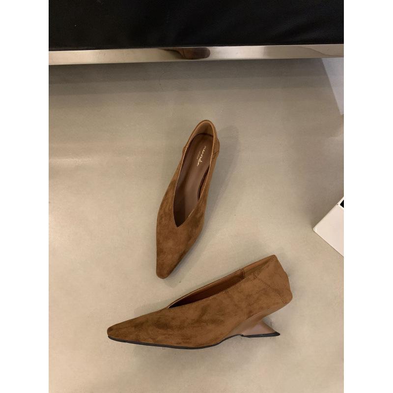 Versatile and thin Korean version pointed head shallow mouth high heel special-shaped heel one-pedal ladyshoes suede commuter shoes 38 коричневий
Versatile and thin Korean version pointed head shallow mouth high heel special-shaped heel one-pedal ladyshoes suede commuter shoes 38 коричневий