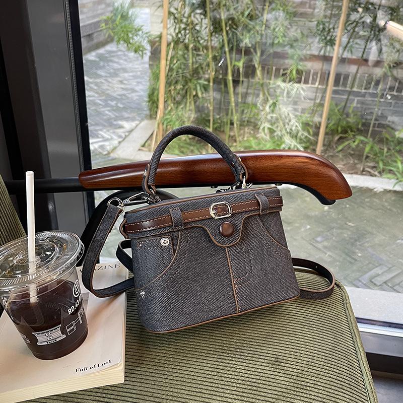 Retro box bag autumn and winter cross-border new fashion niche design hand carry pu shoulder messenger bag темно-синього кольору
Retro box bag autumn and winter cross-border new fashion niche design hand carry pu shoulder messenger bag темно-синього кольору