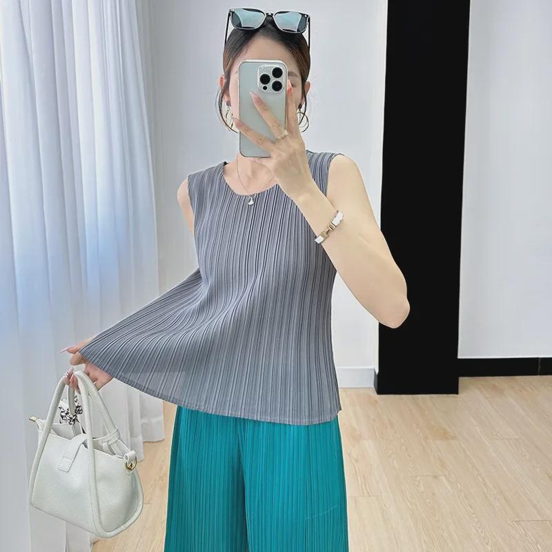 Miyake 2023 Women s Solid Color Sleeveless Pleated Tank Top One Size світло-сірий колір
Miyake 2023 Women s Solid Color Sleeveless Pleated Tank Top One Size світло-сірий колір