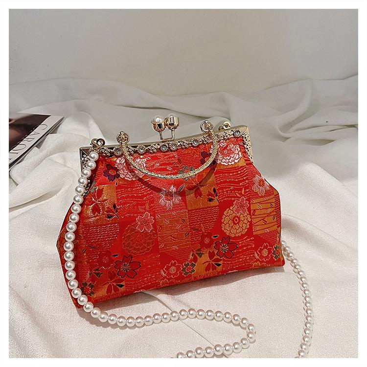 New Embroidered Shell Handbag Women s Single Shoulder Bag Chinese Style Crossbody Pearl Chain Small Bag Ladies Handbag
New Embroidered Shell Handbag Women s Single Shoulder Bag Chinese Style Crossbody Pearl Chain Small Bag Ladies Handbag