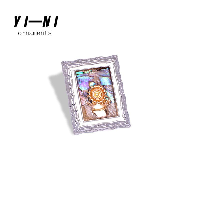 Vintage Van Gogh oil painting photo frame brooch dripping oil to the Japanese model, exquisite cold wind brooch pin accessories
Vintage Van Gogh oil painting photo frame brooch dripping oil to the Japanese model, exquisite cold wind brooch pin accessories