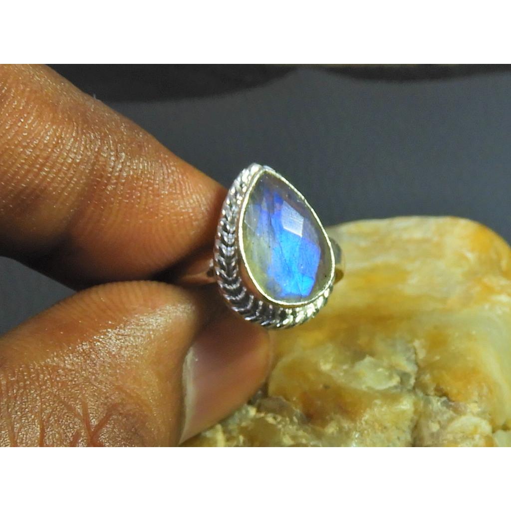Natural Labradorite 925 Sterling Silver Pear Handmade Vintage Ring Size US-7 MK-95
Natural Labradorite 925 Sterling Silver Pear Handmade Vintage Ring Size US-7 MK-95