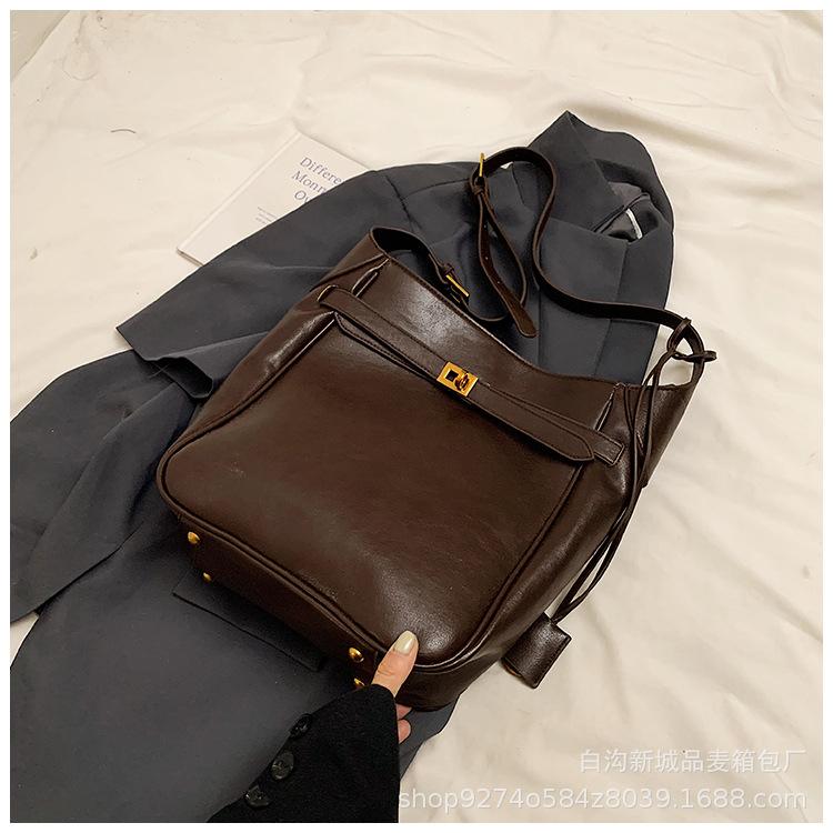 Underarm bag Women s winter 2025 Super fire Maillard shoulder bag Premium texture commuter bucket bag
Underarm bag Women s winter 2025 Super fire Maillard shoulder bag Premium texture commuter bucket bag