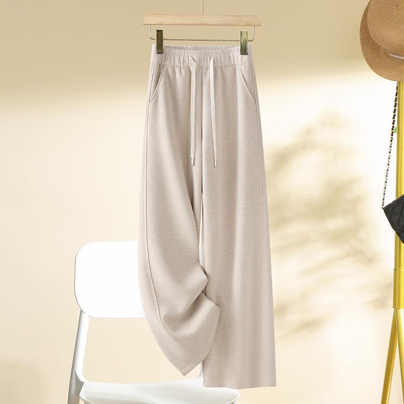 Women s High-Waisted Drapey Wool Pants - Autumn/Winter 2024 Collection Size 27 (95-105 lbs)
Women s High-Waisted Drapey Wool Pants - Autumn/Winter 2024 Collection Size 27 (95-105 lbs)
