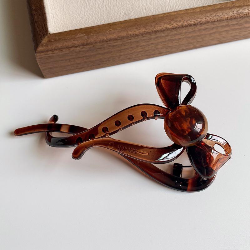 Coffee-Toned Pearl Barrette: Versatile Retro Twist Hair Clip for Women
Coffee-Toned Pearl Barrette: Versatile Retro Twist Hair Clip for Women