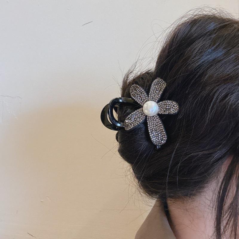 Elegant Rhinestone Flower Claw Clip for Women - High-End Shark Clip for Updo & Half-Up Hairstyles
Elegant Rhinestone Flower Claw Clip for Women - High-End Shark Clip for Updo & Half-Up Hairstyles