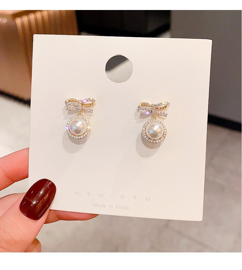 Exquisite and sweet bow pearl stud earrings women s simple temperament Korean small earrings women s earrings earrings
Exquisite and sweet bow pearl stud earrings women s simple temperament Korean small earrings women s earrings earrings