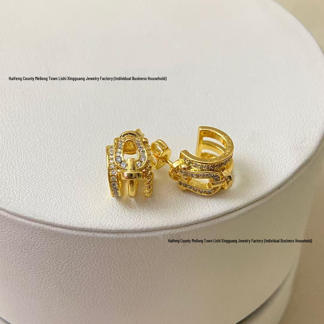 Європейські та американські міжкордонні сережки-цвяшки у формі підкови з крученої мотузки - Висока версія Дизайн світської леді золотий
Європейські та американські міжкордонні сережки-цвяшки у формі підкови з крученої мотузки - Висока версія Дизайн світської леді золотий