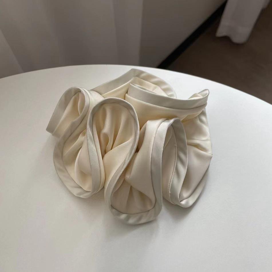 French Retro Satin Scrunchie: Skin-Friendly High-End Hair Tie with Wood Ear Edge Design.
French Retro Satin Scrunchie: Skin-Friendly High-End Hair Tie with Wood Ear Edge Design.