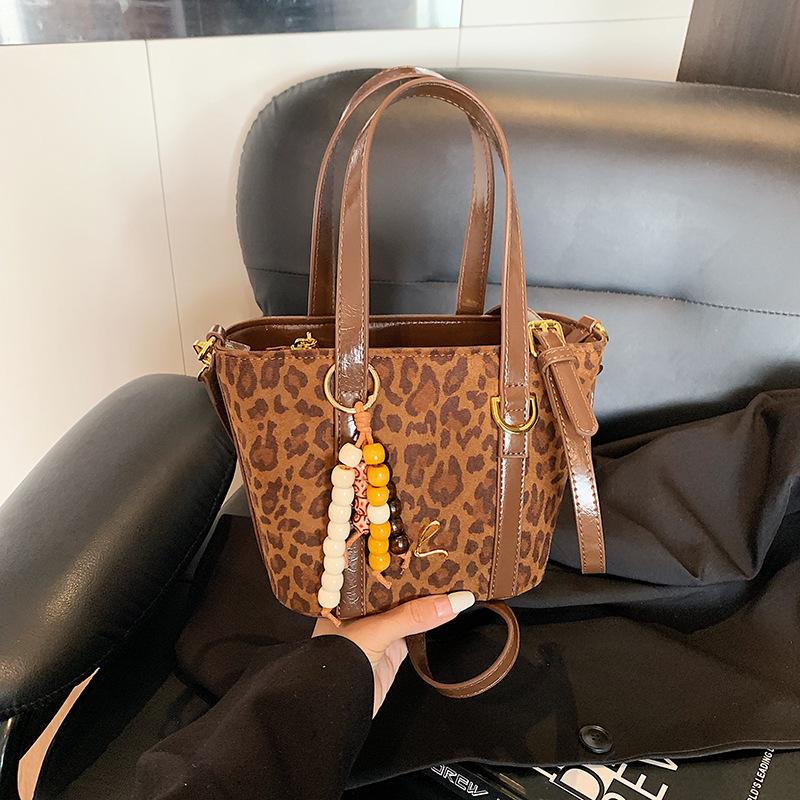 Trendy portable bucket bag women s 2025 autumn new leopard print niche shoulder bag foreign style commuter women s messenger bag No pendant
Trendy portable bucket bag women s 2025 autumn new leopard print niche shoulder bag foreign style commuter women s messenger bag No pendant