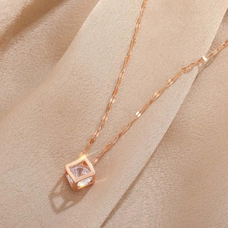 Stainless Steel Square Pendant Necklace For Women Fashion Classic Zircon Crystal Hollow Clavicle Chain Necklace Zircon рожевий колір золота
Stainless Steel Square Pendant Necklace For Women Fashion Classic Zircon Crystal Hollow Clavicle Chain Necklace Zircon рожевий колір золота