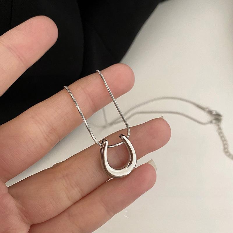 U-shaped horseshoe necklace autumn 2025 new popular collarbone chain accessories
U-shaped horseshoe necklace autumn 2025 new popular collarbone chain accessories