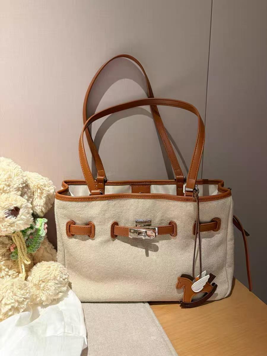 Nanfeng s new versatile Xiangri Bookstore tote bag women s large-capacity handbag commuter shoulder bag messenger bag
Nanfeng s new versatile Xiangri Bookstore tote bag women s large-capacity handbag commuter shoulder bag messenger bag