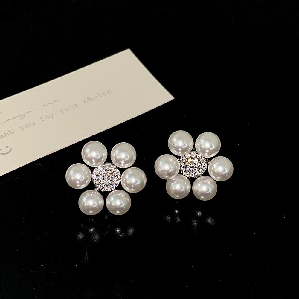 Silver needle zircon pearl flower earrings French elegant retro stud earrings light luxury high-end earrings design sense niche
Silver needle zircon pearl flower earrings French elegant retro stud earrings light luxury high-end earrings design sense niche