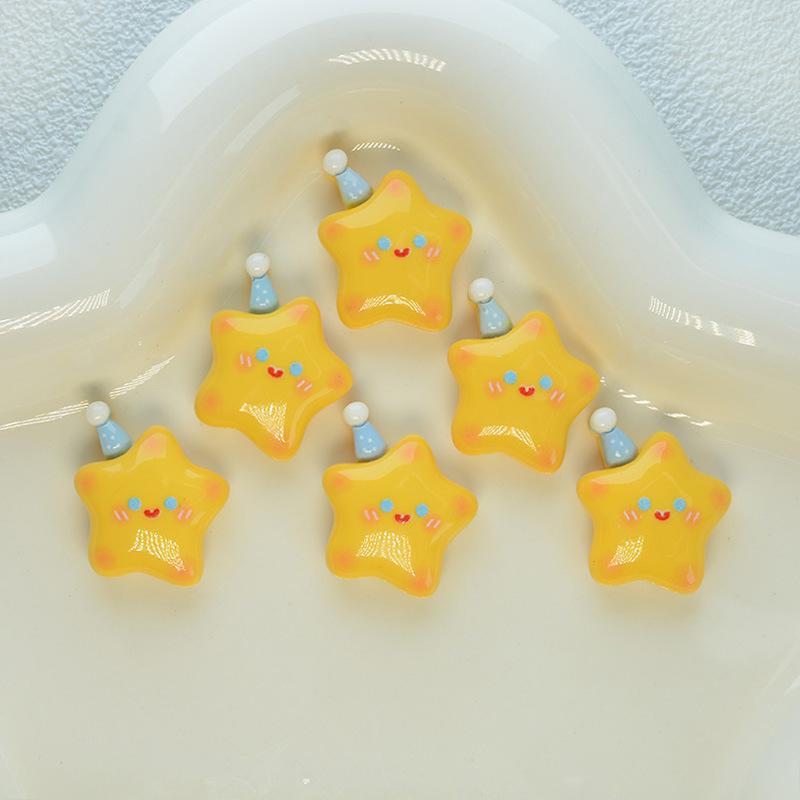 Набор аксессуаров: заколка для волос и чехол для телефона Sweet Cream Yellow Star star with hat кремовый/жёлтый
Набор аксессуаров: заколка для волос и чехол для телефона Sweet Cream Yellow Star star with hat кремовый/жёлтый