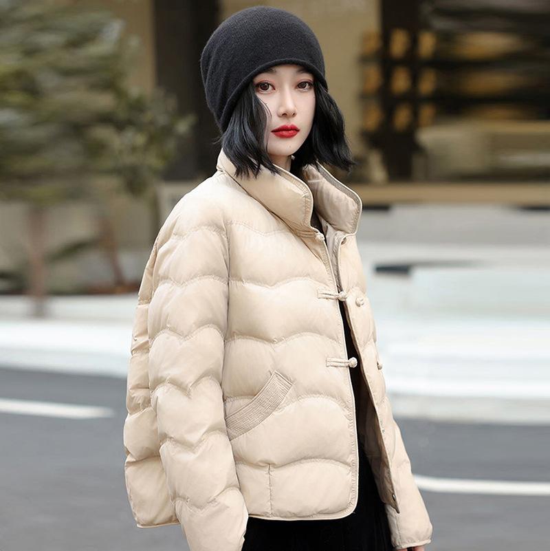 Этнический стиль женский короткий пуховик 2025 зима воротник-стойка пряжка ретро повседневный теплая куртка тренд S
Этнический стиль женский короткий пуховик 2025 зима воротник-стойка пряжка ретро повседневный теплая куртка тренд S