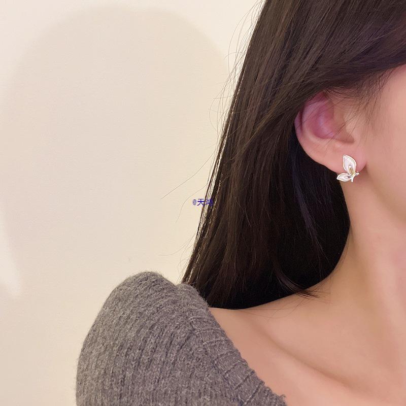 Korean Style Butterfly Stud Earrings – Trendy Personality Design for Women Gold Stud
Korean Style Butterfly Stud Earrings – Trendy Personality Design for Women Gold Stud