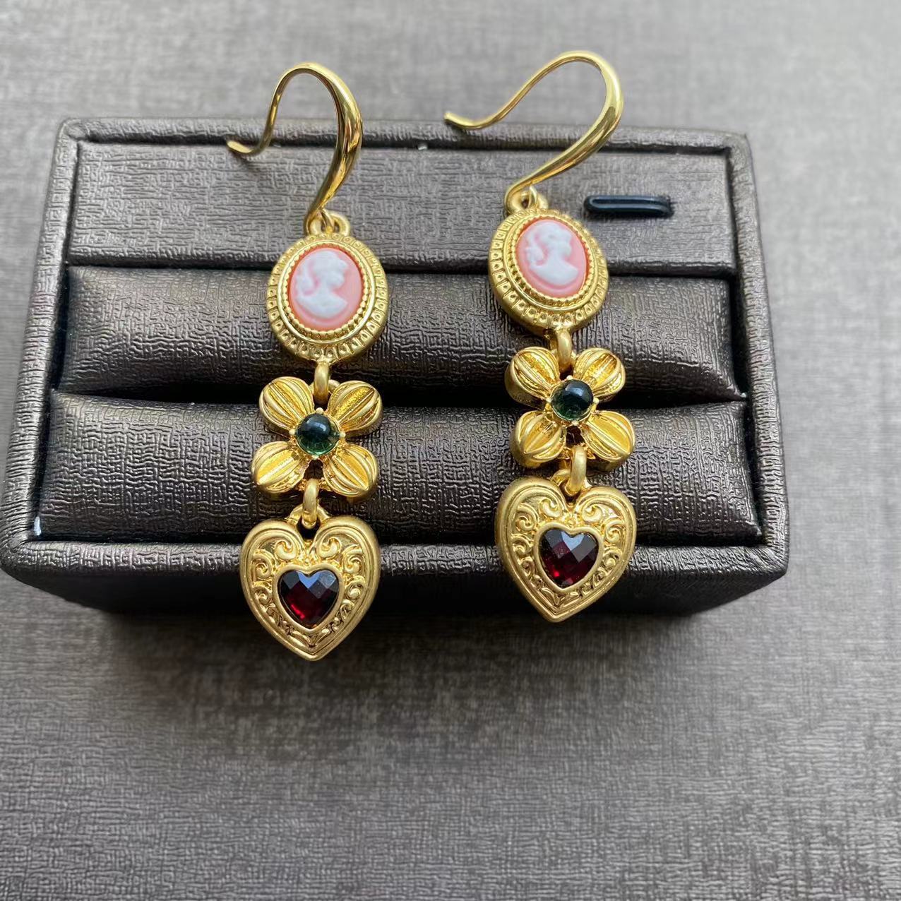 Vintage Western Shareholders Replica Multi-element Lady Temperament Jewelry Set
Vintage Western Shareholders Replica Multi-element Lady Temperament Jewelry Set