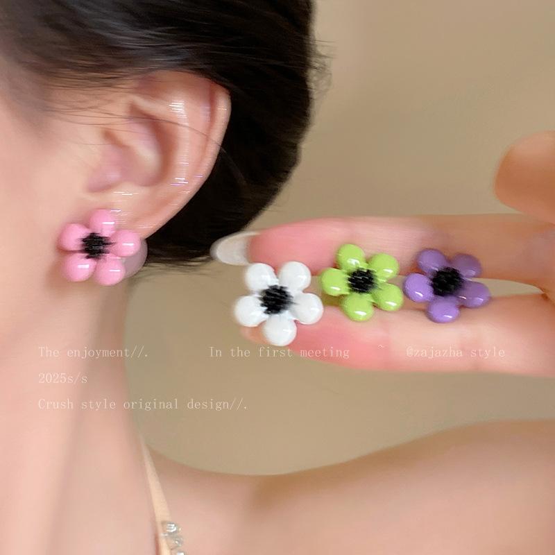 Silver needle color spray paint flower stud earrings simple, small and versatile high-end earrings fashionable small fresh and sweet earrings
Silver needle color spray paint flower stud earrings simple, small and versatile high-end earrings fashionable small fresh and sweet earrings