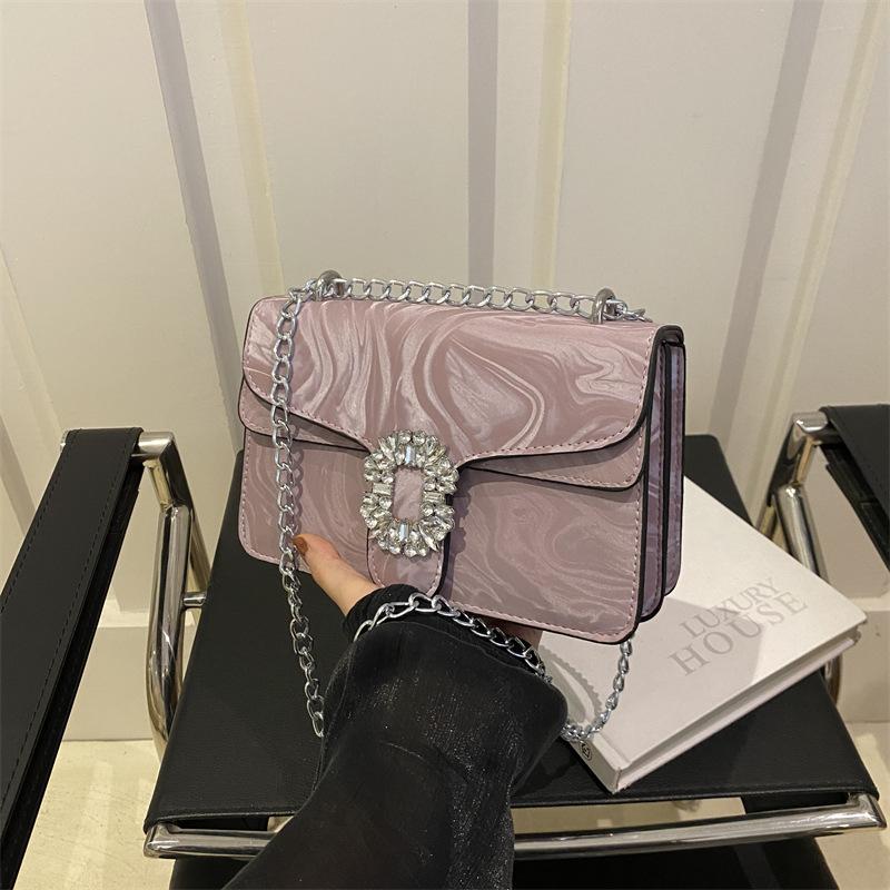 Модная маленькая квадратная сумка с бриллиантами, новый стиль, женская сумка с драгоценными камнями в китайском стиле, модная темпераментная сумка через плечо
Модная маленькая квадратная сумка с бриллиантами, новый стиль, женская сумка с драгоценными камнями в китайском стиле, модная темпераментная сумка через плечо
