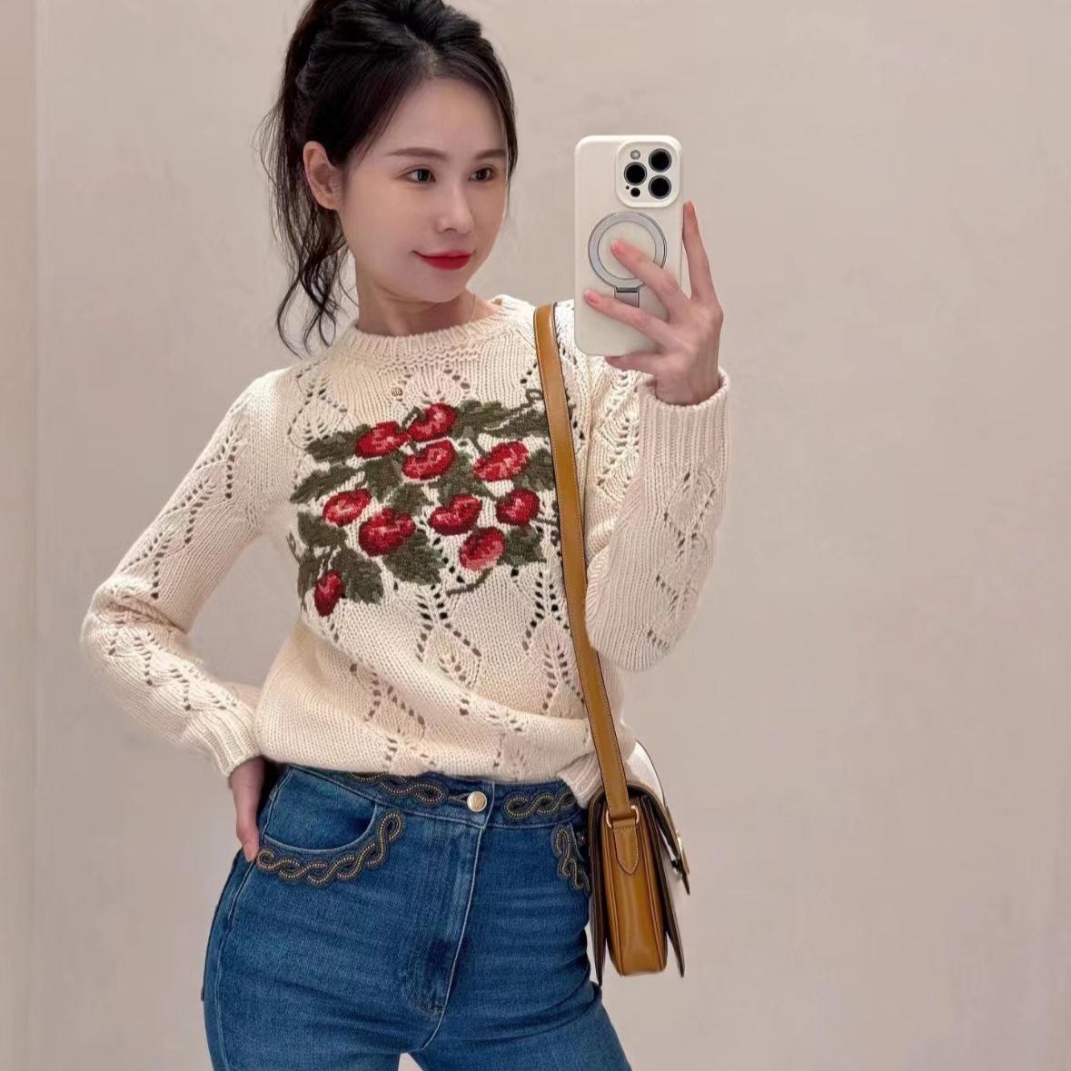 High-Quality Cherry Embroidery Contrast Color Wool Sweater - Autumn/Winter French Style Small Fragrance Sweater Small
High-Quality Cherry Embroidery Contrast Color Wool Sweater - Autumn/Winter French Style Small Fragrance Sweater Small