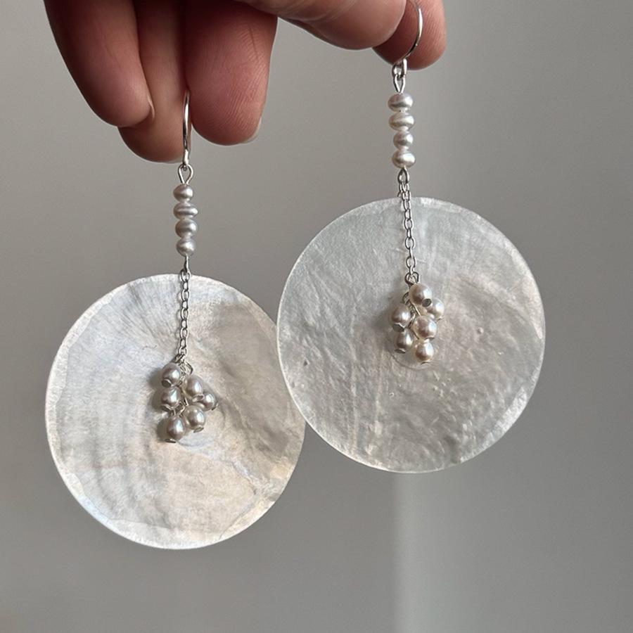 disc resin pearl pendant earrings personalized high-end ear hook niche simple temperament earrings women
disc resin pearl pendant earrings personalized high-end ear hook niche simple temperament earrings women