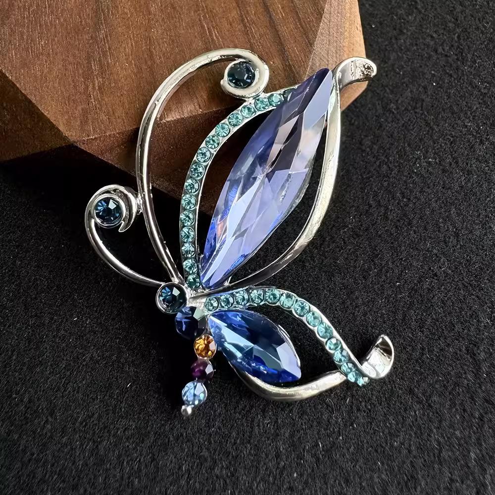 Винтажная брошь-бабочка с полым цветным бриллиантовым кристаллом для женщин, булавка для корсажа «Temperament Niche», аксессуары для пиджака
Винтажная брошь-бабочка с полым цветным бриллиантовым кристаллом для женщин, булавка для корсажа «Temperament Niche», аксессуары для пиджака