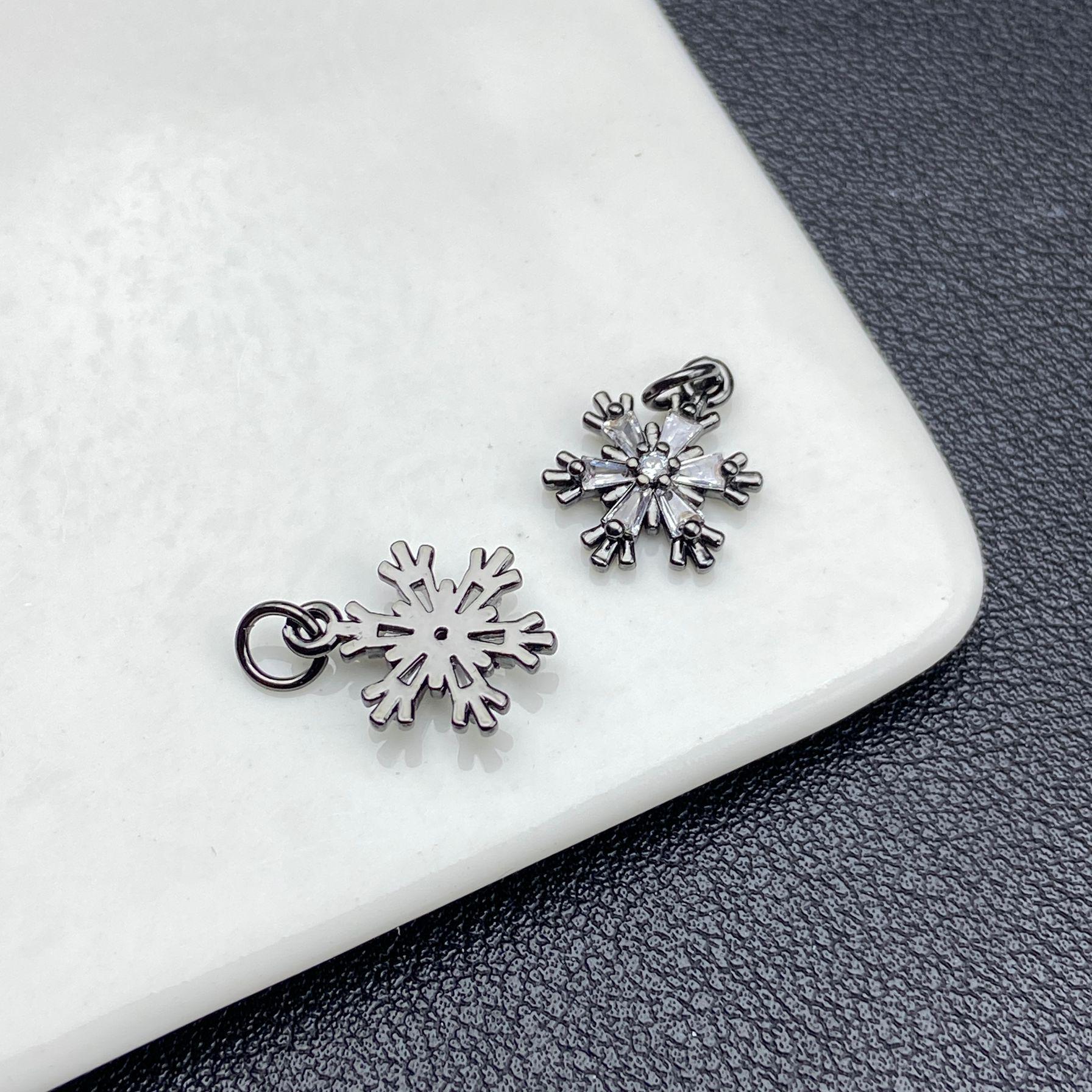 13mm High-Retention Zirconia Snowflake Pendant for DIY Jewelry and Beading
13mm High-Retention Zirconia Snowflake Pendant for DIY Jewelry and Beading