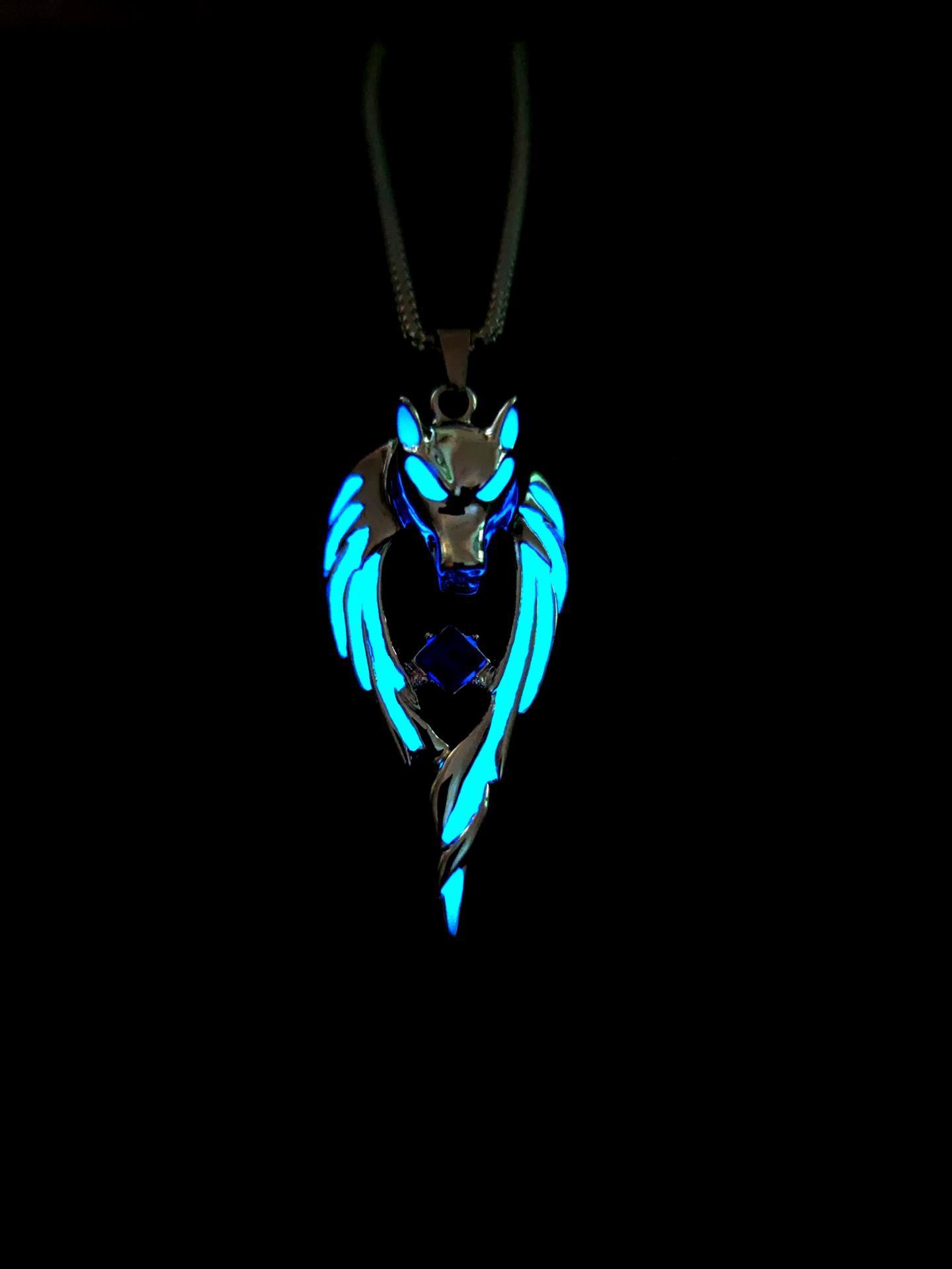 Vintage Glowing In The Dark Moon Luminous Wolf Pendant Necklace for Hip Hop Men Cool Beach Party Jewellry
Vintage Glowing In The Dark Moon Luminous Wolf Pendant Necklace for Hip Hop Men Cool Beach Party Jewellry