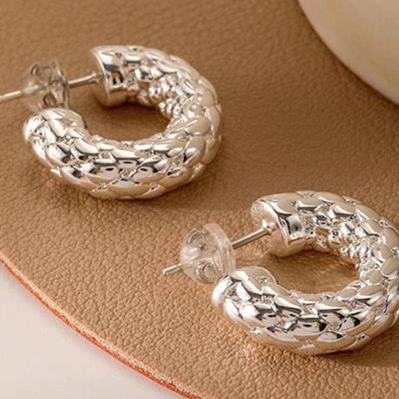 Elegant C-Shaped Snake Skin Pattern Earrings: Luxurious, Versatile, and Stylish серебряный
Elegant C-Shaped Snake Skin Pattern Earrings: Luxurious, Versatile, and Stylish серебряный