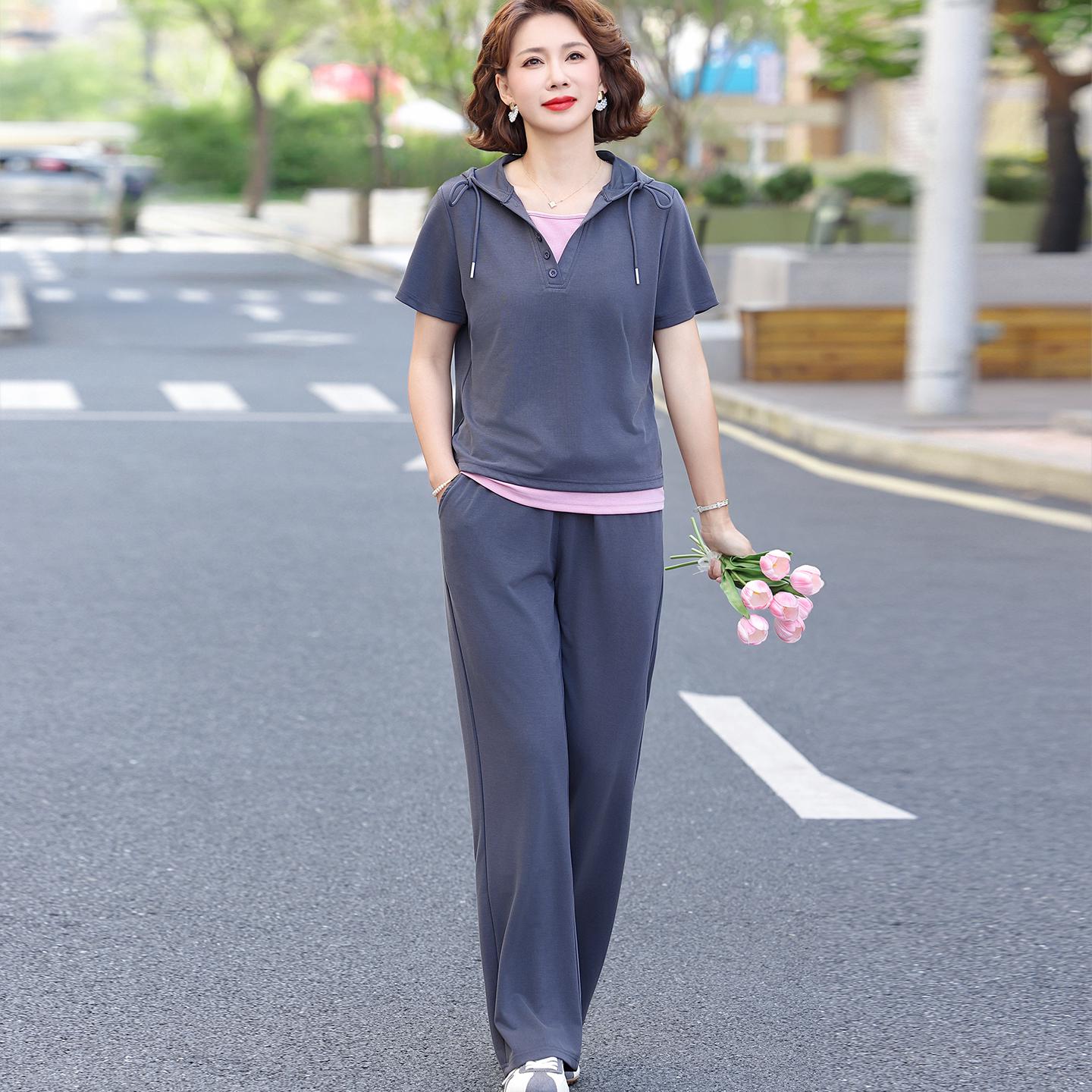 Stylish Summer Sportswear Set for Mothers 50+: Youthful Short-Sleeved Top for Middle-Aged and Older Women 4XL (Fits 68-75 kg)
Stylish Summer Sportswear Set for Mothers 50+: Youthful Short-Sleeved Top for Middle-Aged and Older Women 4XL (Fits 68-75 kg)