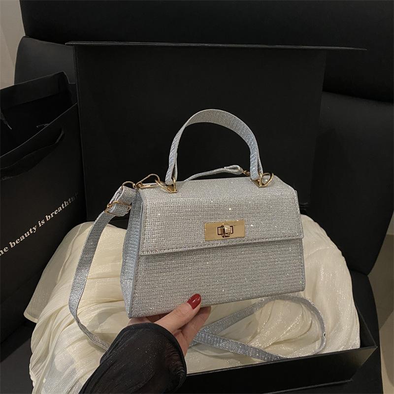Premium texture temperament handbag new light luxury versatile retro trend women s shoulder messenger bag серебряный
Premium texture temperament handbag new light luxury versatile retro trend women s shoulder messenger bag серебряный